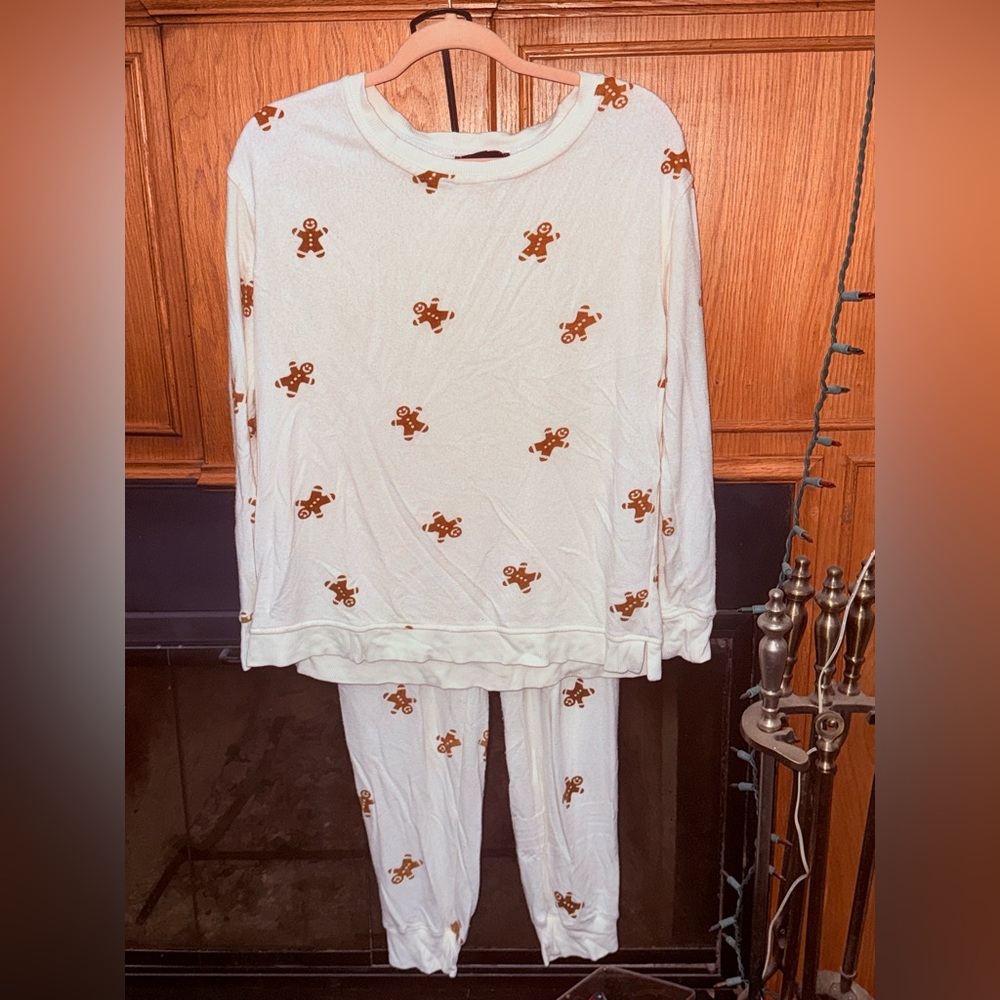 Cozy XMAS Pajamas with Gingerbread Print medium NWOT